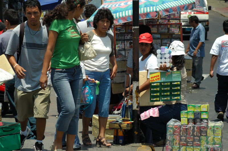 Vendedores ambulantes aún invaden las calles del centro de Lima los fines de semana a pesar de los operativos municipales.