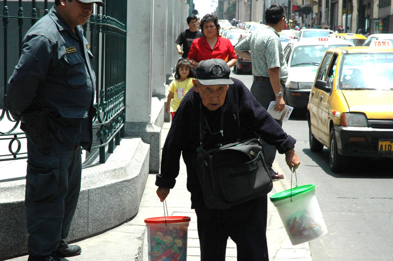 Vendedores ambulantes aún invaden las calles del centro de Lima los fines de semana a pesar de los operativos municipales.