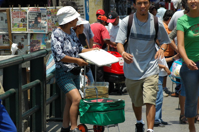 Vendedores ambulantes aún invaden las calles del centro de Lima los fines de semana a pesar de los operativos municipales.