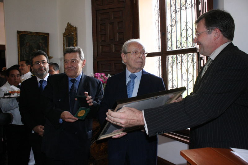 Javier Pérez de Cuellar recibió la medalla Grand Vermeil de manos del alcalde de Paris, Bertrand Delanoe.