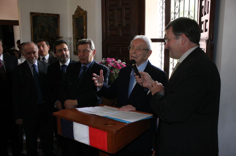 Javier Pérez de Cuellar recibió la medalla Grand Vermeil de manos del alcalde de Paris, Bertrand Delanoe.
