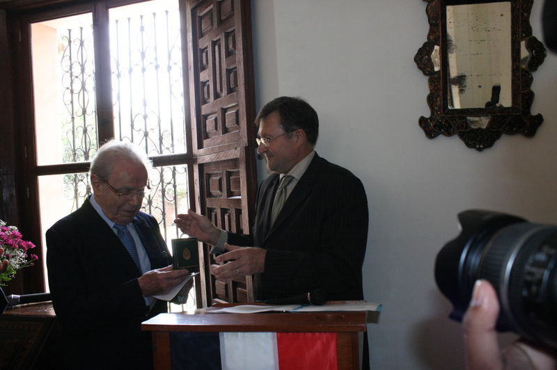 Javier Pérez de Cuellar recibió la medalla Grand Vermeil de manos del alcalde de Paris, Bertrand Delanoe.