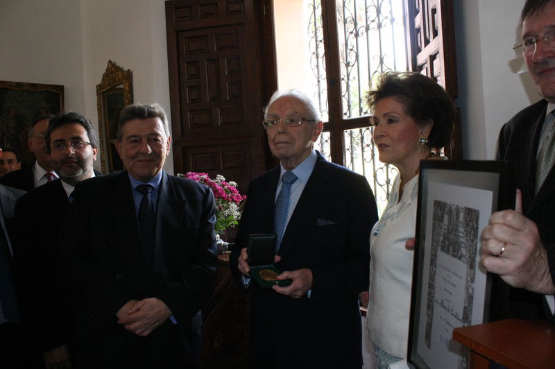 Javier Pérez de Cuellar recibió la medalla Grand Vermeil de manos del alcalde de Paris, Bertrand Delanoe.