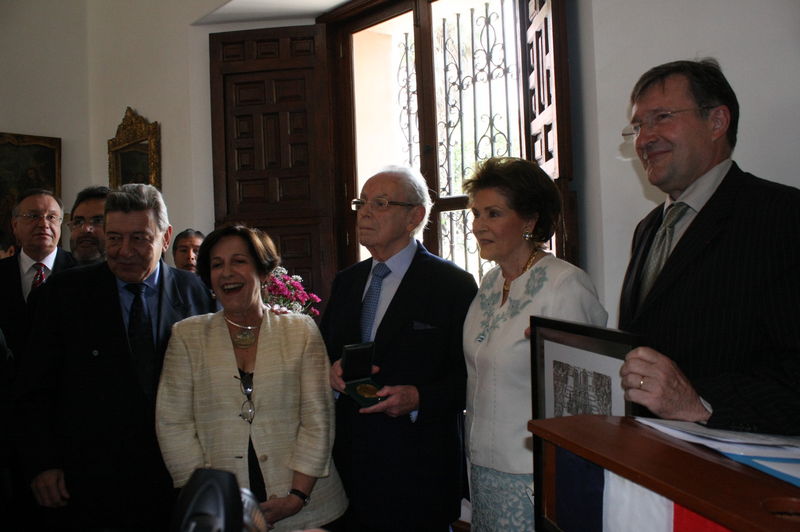 Javier Pérez de Cuellar recibió la medalla Grand Vermeil de manos del alcalde de Paris, Bertrand Delanoe.