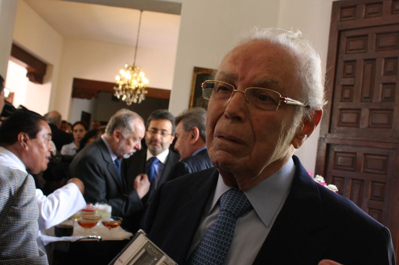 Javier Pérez de Cuellar recibió la medalla Grand Vermeil de manos del alcalde de Paris, Bertrand Delanoe.