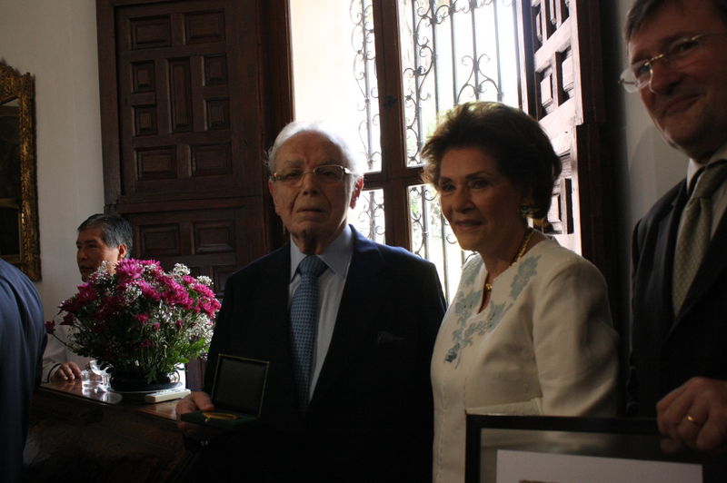 Javier Pérez de Cuellar recibió la medalla Grand Vermeil de manos del alcalde de Paris, Bertrand Delanoe.