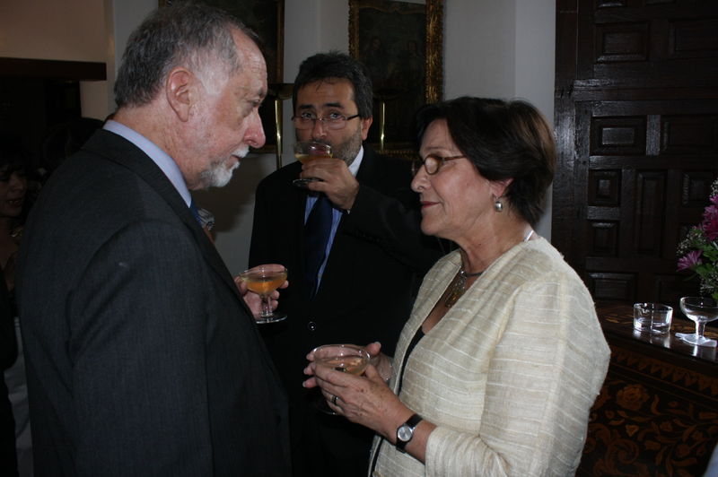 Javier Pérez de Cuellar recibió la medalla Grand Vermeil de manos del alcalde de Paris, Bertrand Delanoe.