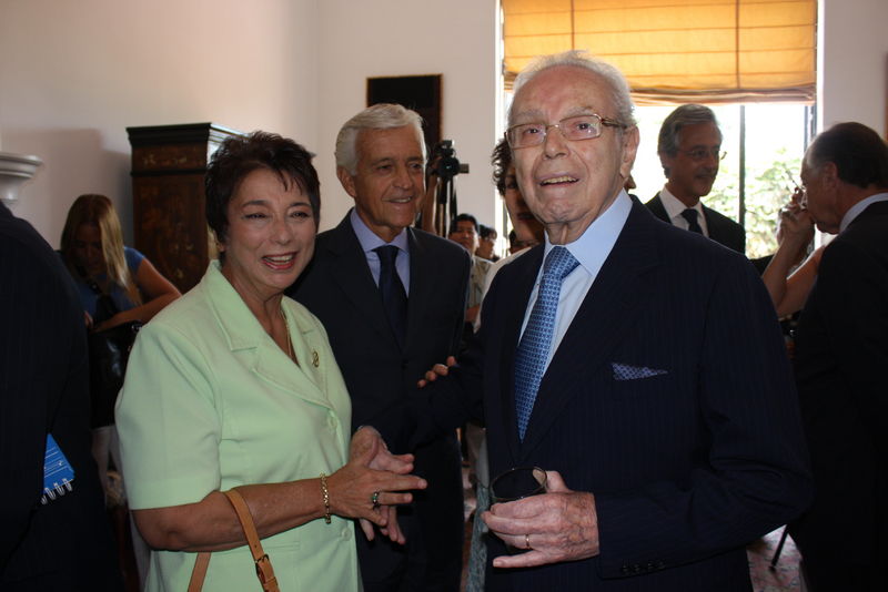 Javier Pérez de Cuellar recibió la medalla Grand Vermeil de manos del alcalde de Paris, Bertrand Delanoe.