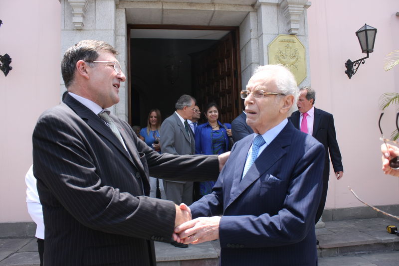 Javier Pérez de Cuellar recibió la medalla Grand Vermeil de manos del alcalde de Paris, Bertrand Delanoe.