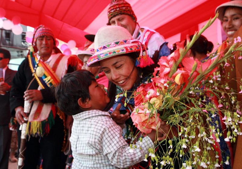Nadine Heredia inicia campaña nacional en Pomacanchi, Cusco, para fomentar el uso de sombrero en zonas donde la radiación ultravioleta es de alta incidencia.