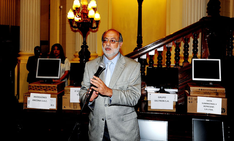 Presidente del Congreso Daniel Abugatrtás Majluf en el hemiciclo Raúl Porras Barrenechea