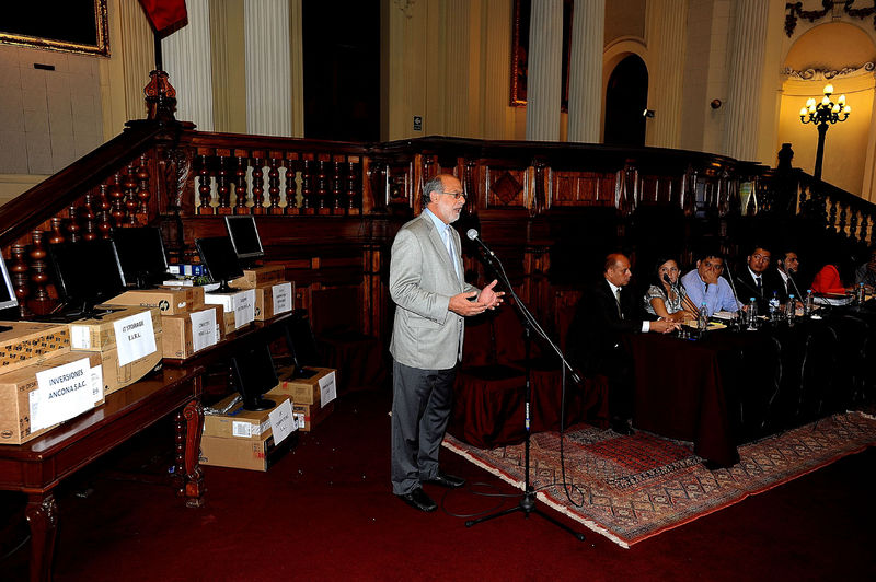 Presidente del Congreso Daniel Abugatrtás Majluf en el hemiciclo Raúl Porras Barrenechea