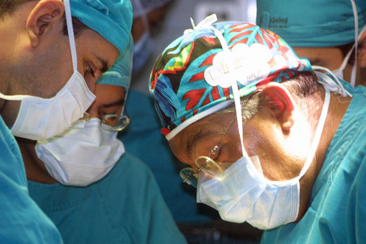 Doctores operando en el hospital Rebagliati