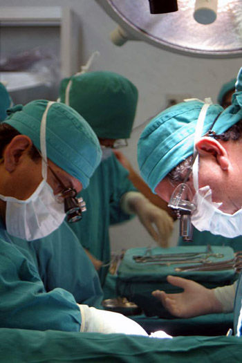 Doctores operando en el hospital Rebagliati