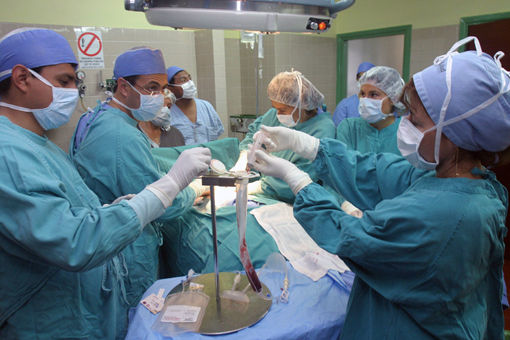 Doctores operando en el hospital Rebagliati