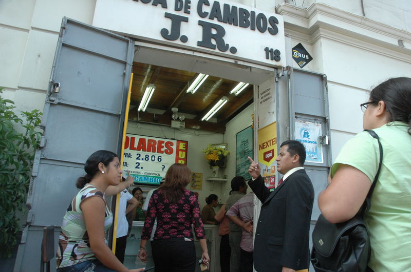 Imágenes de bancos, instituciones financieras, compañías de seguros y casas de cambio limeñas.