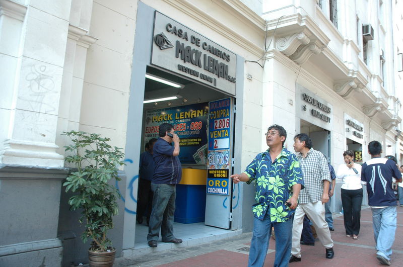 Imágenes de bancos, instituciones financieras, compañías de seguros y casas de cambio limeñas.