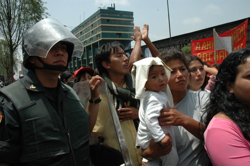 Más de un centenar de manifestantes interrumpieron la avenida Abancay produciendo un terrible caos vehicular.