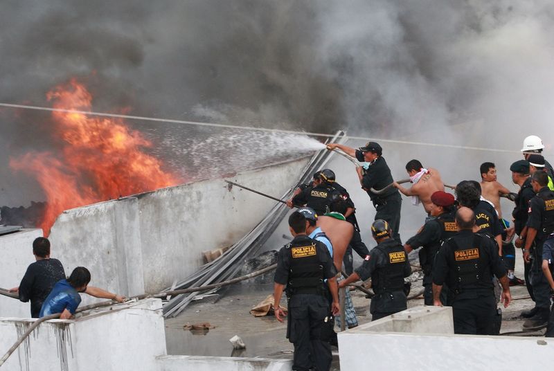 Incendio de grandes proporciones en centro comercial Mesa Redonda ubicado en la cuadra 10 del jirón Paruro en el Centro de Lima.