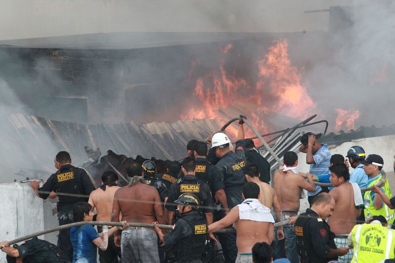 Incendio de grandes proporciones en centro comercial Mesa Redonda ubicado en la cuadra 10 del jirón Paruro en el Centro de Lima.