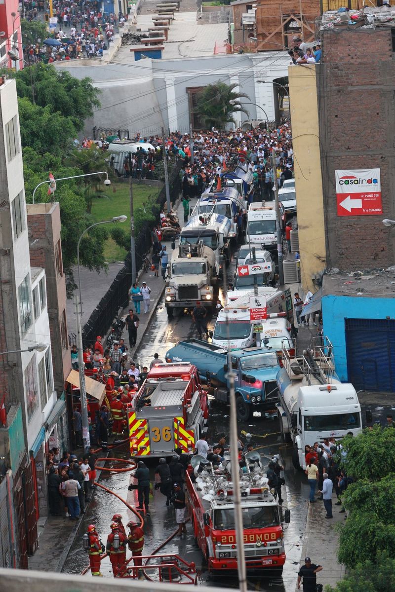 Incendio de grandes proporciones en centro comercial Mesa Redonda ubicado en la cuadra 10 del jirón Paruro en el Centro de Lima.