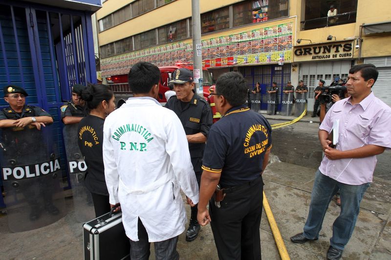 Incendio de grandes proporciones en centro comercial Mesa Redonda ubicado en la cuadra 10 del jirón Paruro en el Centro de Lima.
