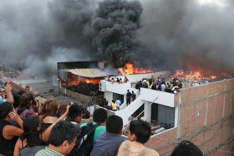 Incendio de grandes proporciones en centro comercial Mesa Redonda ubicado en la cuadra 10 del jirón Paruro en el Centro de Lima.