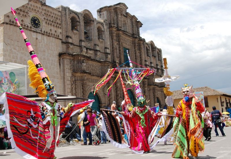 Cajamarca vive el gran concurso de comparsas y patrullas que alegran esta hermosa ciudad con bailes típicos de la región.