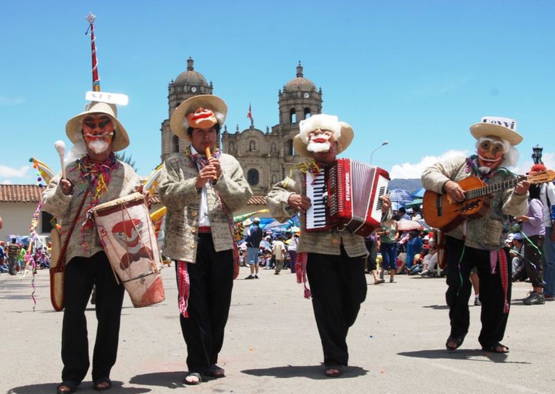 Cajamarca vive el gran concurso de comparsas y patrullas que alegran esta hermosa ciudad con bailes típicos de la región.