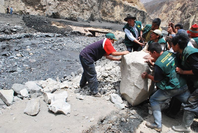 En Pallasca se ejecutan los trabajos necesarios en el sector Quiroz debido a la caída de un aluvión.
