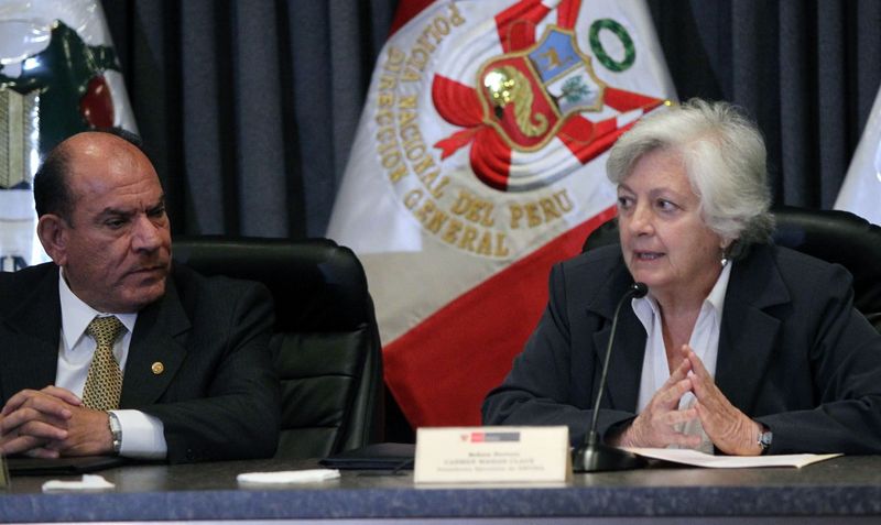 Ministro del Interior Daniel Lozada y la jefa de Devida Carmen Masías, firman convenio para fortalecer la lucha contra el narcotráfico.