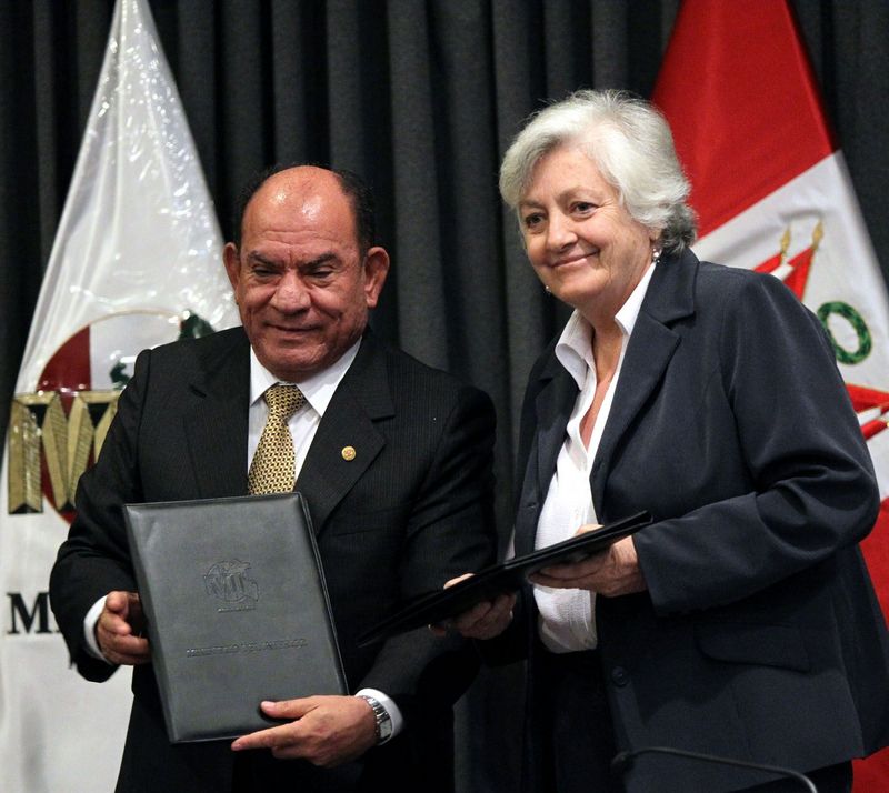 Ministro del Interior Daniel Lozada y la jefa de Devida Carmen Masías, firman convenio para fortalecer la lucha contra el narcotráfico.