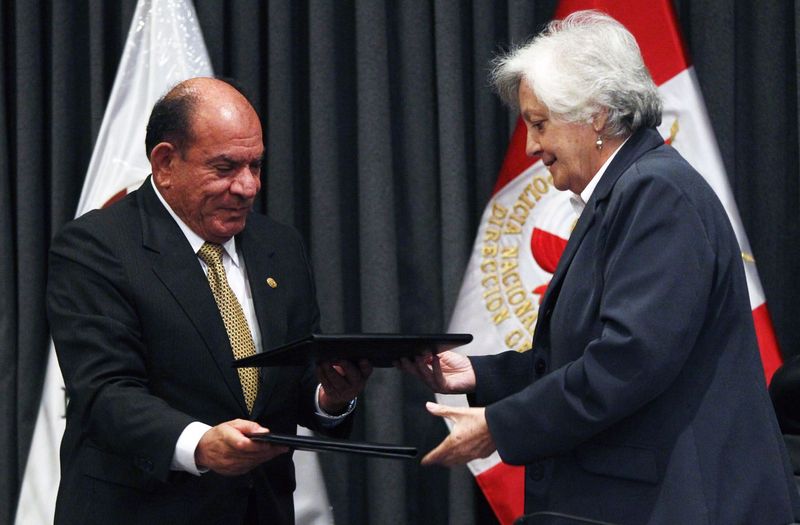 Ministro del Interior Daniel Lozada y la jefa de Devida Carmen Masías, firman convenio para fortalecer la lucha contra el narcotráfico.
