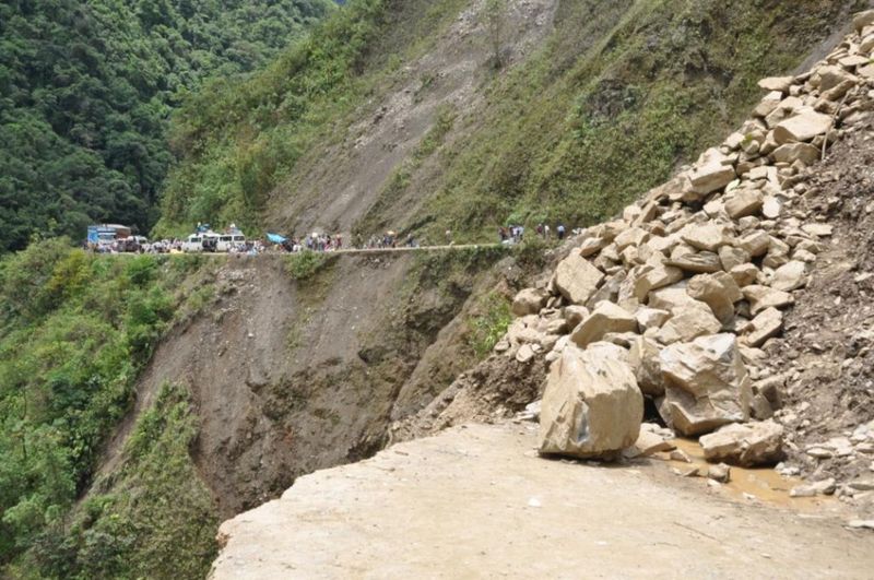 Carretera ayacuchana Ccentabamba-Machente, en el Valle de los Ríos Ene y Apruímac (VRAE) fue afectada por deslizamiento