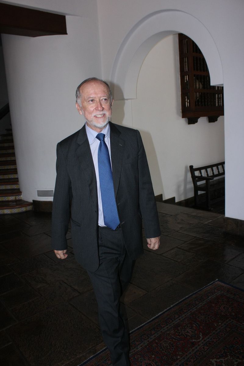 Ministro de Cultura, Luis Peirano Falconí, en ceremonia a Pérez de Cuellar en la embajada de Francia.