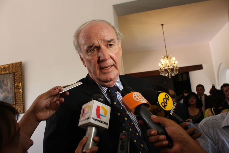 El canciller de Perú, José Antonio García Belaunde en declaraciones a los periodistas de diferentes medios de comunicación.