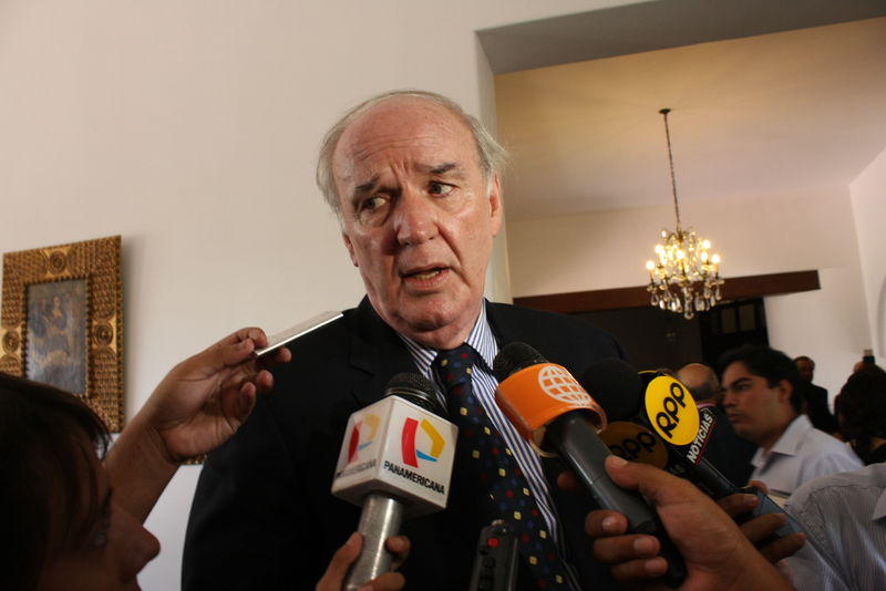 El canciller de Perú, José Antonio García Belaunde en declaraciones a los periodistas de diferentes medios de comunicación.