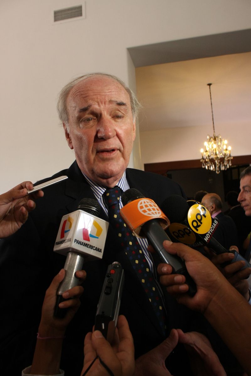 El canciller de Perú, José Antonio García Belaunde en declaraciones a los periodistas de diferentes medios de comunicación.