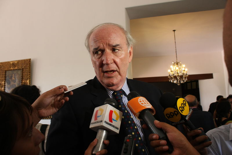 El canciller de Perú, José Antonio García Belaunde en declaraciones a los periodistas de diferentes medios de comunicación.