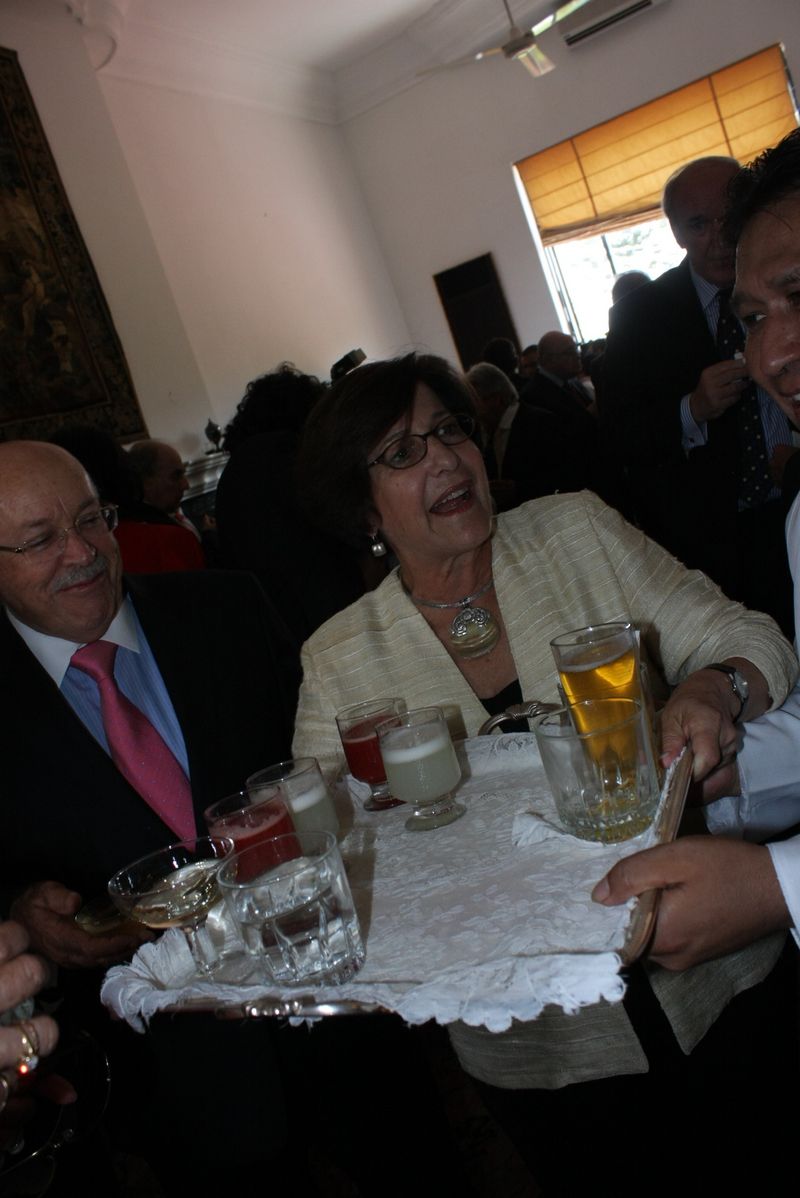 Susana Villarán repartió cocteles a los invitados en la Embajada de Francia.