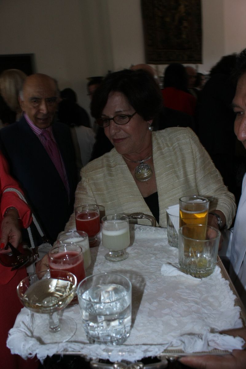 Susana Villarán repartió cocteles a los invitados en la Embajada de Francia.