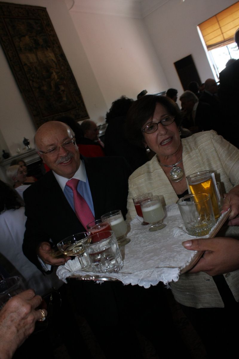 Susana Villarán repartió cocteles a los invitados en la Embajada de Francia.