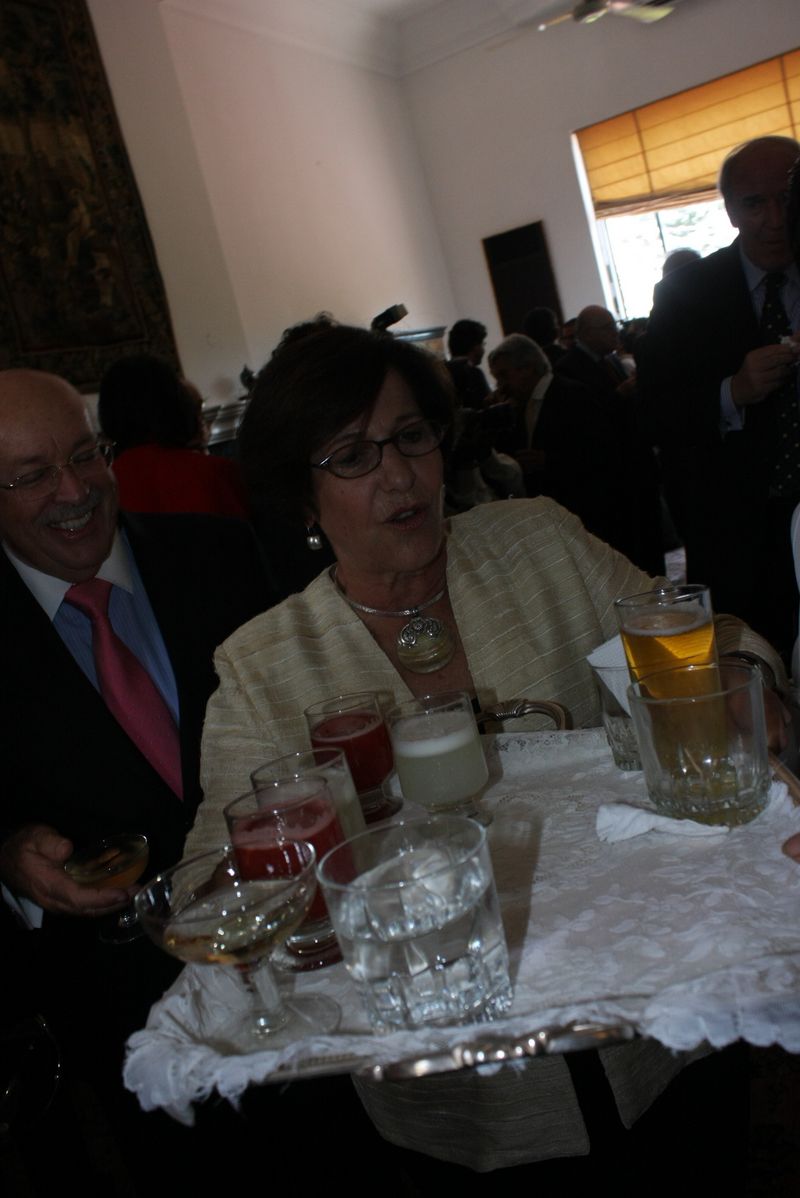 Susana Villarán repartió cocteles a los invitados en la Embajada de Francia.