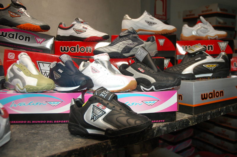 Una buena opción para los peruanos son las zapatillas de microfibra Walon. Comodidad y ligeras a cada paso.