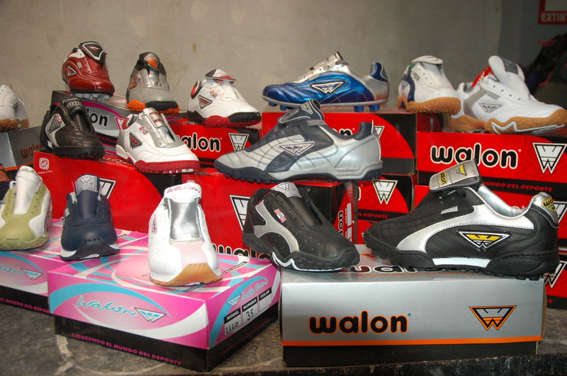 Una buena opción para los peruanos son las zapatillas de microfibra Walon. Comodidad y ligeras a cada paso.