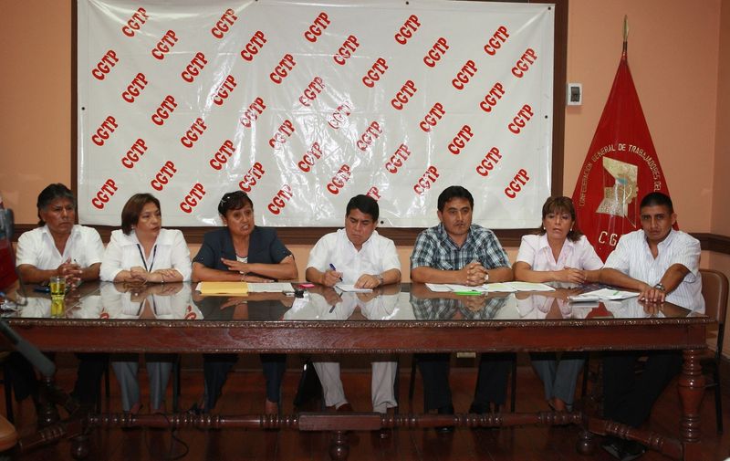Mario Huamán secretario de la CGTP reunido con trabajadores del Instituto Nacional Penitenciario (Inpe).