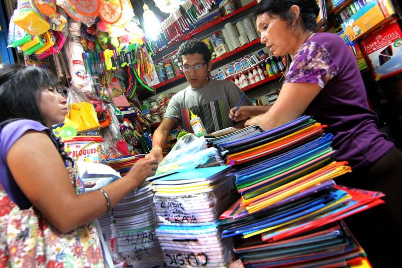 Padres de familia iniciaron compras de útiles escolares en el emporio de Mesa Redonda.