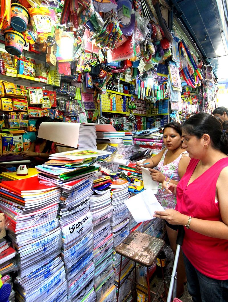 Padres de familia iniciaron compras de útiles escolares en el emporio de Mesa Redonda.