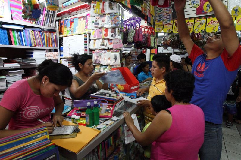 Padres de familia iniciaron compras de útiles escolares en el emporio de Mesa Redonda.