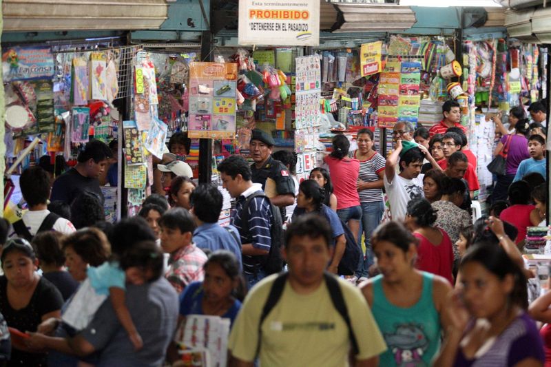 Padres de familia iniciaron compras de útiles escolares en el emporio de Mesa Redonda.